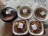 「すき屋」牛丼、やきとり丼、山かけまぐろたたき丼、とりそぼろ丼、牛丼特盛、サラダ、みそ汁、お年玉付き年賀葉書、サービスショット!